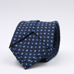 Holliday &amp; Brown for Cruciani &amp; Bella
100% printed Silk
Self Tipped
Navy Blue, Royal Blue and white motif tie
Exclusive tie lining
Handmade in Italy
8,5 cm x 150 cm
#10400