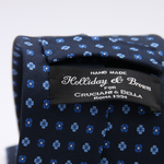 Holliday &amp; Brown for Cruciani &amp; Bella
100% printed Silk
Self Tipped
Navy Blue, Royal Blue and white motif tie
Exclusive tie lining
Handmade in Italy
8,5 cm x 150 cm
#10400