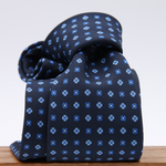Holliday &amp; Brown for Cruciani &amp; Bella
100% printed Silk
Self Tipped
Navy Blue, Royal Blue and white motif tie
Exclusive tie lining
Handmade in Italy
8,5 cm x 150 cm
#10400