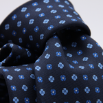 Holliday &amp; Brown for Cruciani &amp; Bella
100% printed Silk
Self Tipped
Navy Blue, Royal Blue and white motif tie
Exclusive tie lining
Handmade in Italy
8,5 cm x 150 cm
#10400
