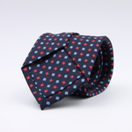 Holliday &amp; Brown for Cruciani &amp; Bella
100% printed Silk
Self Tipped
Navy Blue, Red and White motif tie
Exclusive tie lining
Handmade in Italy
8,5 cm x 150 cm
#10401