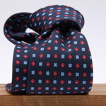 Holliday &amp; Brown for Cruciani &amp; Bella
100% printed Silk
Self Tipped
Navy Blue, Red and White motif tie
Exclusive tie lining
Handmade in Italy
8,5 cm x 150 cm
#10401
