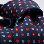 Holliday &amp; Brown for Cruciani &amp; Bella
100% printed Silk
Self Tipped
Navy Blue, Red and White motif tie
Exclusive tie lining
Handmade in Italy
8,5 cm x 150 cm
#10401