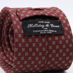Holliday &amp; Brown for Cruciani &amp; Bella
100% printed Silk
Self Tipped
Red Wine, Green and Orange motif tie
Exclusive tie lining
Handmade in Italy
8,5 cm x 150 cm
#10403