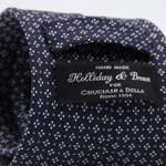 Holliday &amp; Brown for Cruciani &amp; Bella
100% printed Silk
Self Tipped
Navy Blue, Light Blue and White motif tie
Exclusive tie lining
Handmade in Italy
8,5 cm x 150 cm
#10413