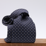 Holliday &amp; Brown for Cruciani &amp; Bella
100% printed Silk
Self Tipped
Navy Blue, Light Blue and White motif tie
Exclusive tie lining
Handmade in Italy
8,5 cm x 150 cm
#10413