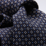 Holliday &amp; Brown for Cruciani &amp; Bella
100% printed Silk
Self Tipped
Navy Blue, Light Blue and White motif tie
Exclusive tie lining
Handmade in Italy
8,5 cm x 150 cm
#10413