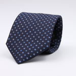Holliday &amp; Brown for Cruciani &amp; Bella
100% printed Silk
Self Tipped
Navy Blue, Light Blue and White motif tie
Exclusive tie lining
Handmade in Italy
8,5 cm x 150 cm
#10414