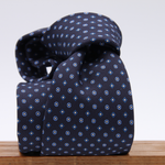 Holliday &amp; Brown for Cruciani &amp; Bella
100% printed Silk
Self Tipped
Navy Blue, Light Blue and White motif tie
Exclusive tie lining
Handmade in Italy
8,5 cm x 150 cm
#10414