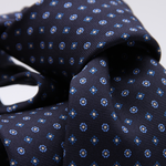 Holliday &amp; Brown for Cruciani &amp; Bella
100% printed Silk
Self Tipped
Navy Blue, Light Blue and White motif tie
Exclusive tie lining
Handmade in Italy
8,5 cm x 150 cm
#10414