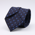 Holliday &amp; Brown for Cruciani &amp; Bella
100% printed Silk
Self Tipped
Navy Blue and Royal Blue motif tie
Exclusive tie lining
Handmade in Italy
8,5 cm x 150 cm
#10417