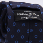Holliday &amp; Brown for Cruciani &amp; Bella
100% printed Silk
Self Tipped
Navy Blue and Royal Blue motif tie
Exclusive tie lining
Handmade in Italy
8,5 cm x 150 cm
#10417