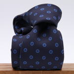 Holliday &amp; Brown for Cruciani &amp; Bella
100% printed Silk
Self Tipped
Navy Blue and Royal Blue motif tie
Exclusive tie lining
Handmade in Italy
8,5 cm x 150 cm
#10417