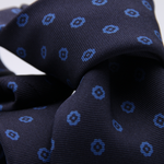 Holliday &amp; Brown for Cruciani &amp; Bella
100% printed Silk
Self Tipped
Navy Blue and Royal Blue motif tie
Exclusive tie lining
Handmade in Italy
8,5 cm x 150 cm
#10417