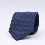 Holliday &amp; Brown for Cruciani &amp; Bella
100% printed Silk
Self Tipped
Navy Blue and Royal Blue motif tie
Exclusive tie lining
Handmade in Italy
8,5 cm x 150 cm
#10420