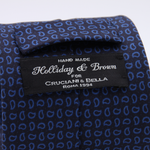 Holliday &amp; Brown for Cruciani &amp; Bella
100% printed Silk
Self Tipped
Navy Blue and Royal Blue motif tie
Exclusive tie lining
Handmade in Italy
8,5 cm x 150 cm
#10420