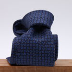 Holliday &amp; Brown for Cruciani &amp; Bella
100% printed Silk
Self Tipped
Navy Blue and Royal Blue motif tie
Exclusive tie lining
Handmade in Italy
8,5 cm x 150 cm
#10420