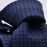 Holliday &amp; Brown for Cruciani &amp; Bella
100% printed Silk
Self Tipped
Navy Blue and Royal Blue motif tie
Exclusive tie lining
Handmade in Italy
8,5 cm x 150 cm
#10420