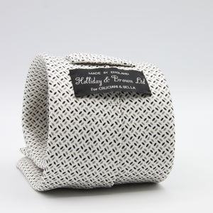Holliday &amp; Brown for Cruciani &amp; Bella
Vintage Handmade in England
100% Printed Silk
Tipped
Off-White, Grey and Black motif Tie

9,5 cm x 150 cm
6602