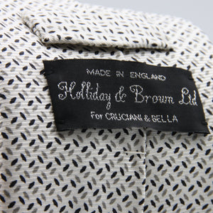 Holliday &amp; Brown for Cruciani &amp; Bella
Vintage Handmade in England
100% Printed Silk
Tipped
Off-White, Grey and Black motif Tie

9,5 cm x 150 cm
6602
