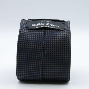 Holliday &amp; Brown for Cruciani &amp; Bella
100%&nbsp;Woven Jacquard Silk
Tipped

Grey, Dark Blue and Black motif tie
Handmade in Italy

8 cm x 150 cm
#8968