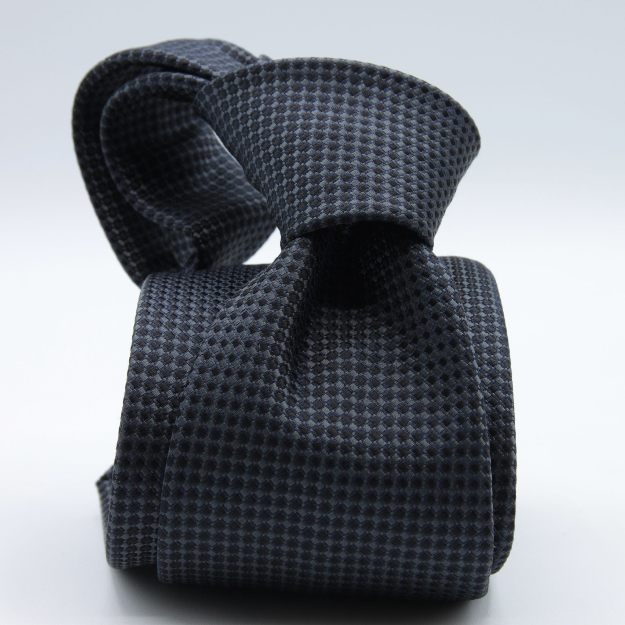 Holliday &amp; Brown for Cruciani &amp; Bella
100%&nbsp;Woven Jacquard Silk
Tipped

Grey, Dark Blue and Black motif tie
Handmade in Italy

8 cm x 150 cm
#8968