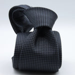 Holliday &amp; Brown for Cruciani &amp; Bella
100%&nbsp;Woven Jacquard Silk
Tipped

Grey, Dark Blue and Black motif tie
Handmade in Italy

8 cm x 150 cm
#8968