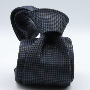 Holliday &amp; Brown for Cruciani &amp; Bella
100%&nbsp;Woven Jacquard Silk
Tipped

Grey, Dark Blue and Black motif tie
Handmade in Italy

8 cm x 150 cm
#8968