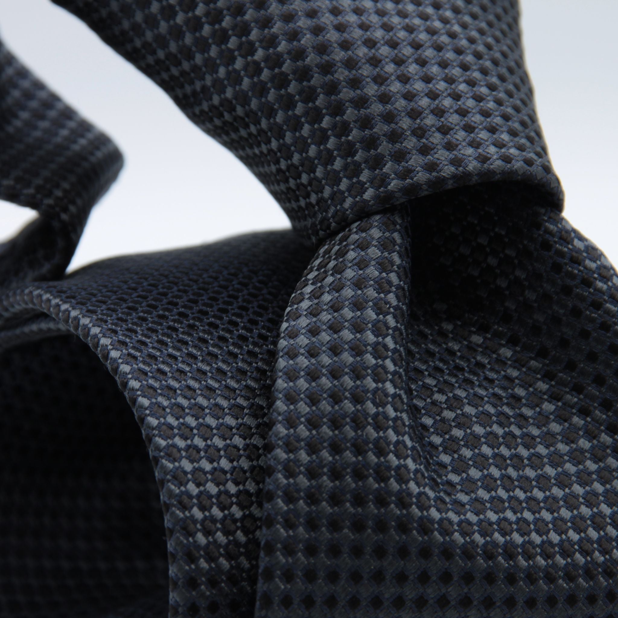 Holliday &amp; Brown for Cruciani &amp; Bella
100%&nbsp;Woven Jacquard Silk
Tipped

Grey, Dark Blue and Black motif tie
Handmade in Italy

8 cm x 150 cm
#8968