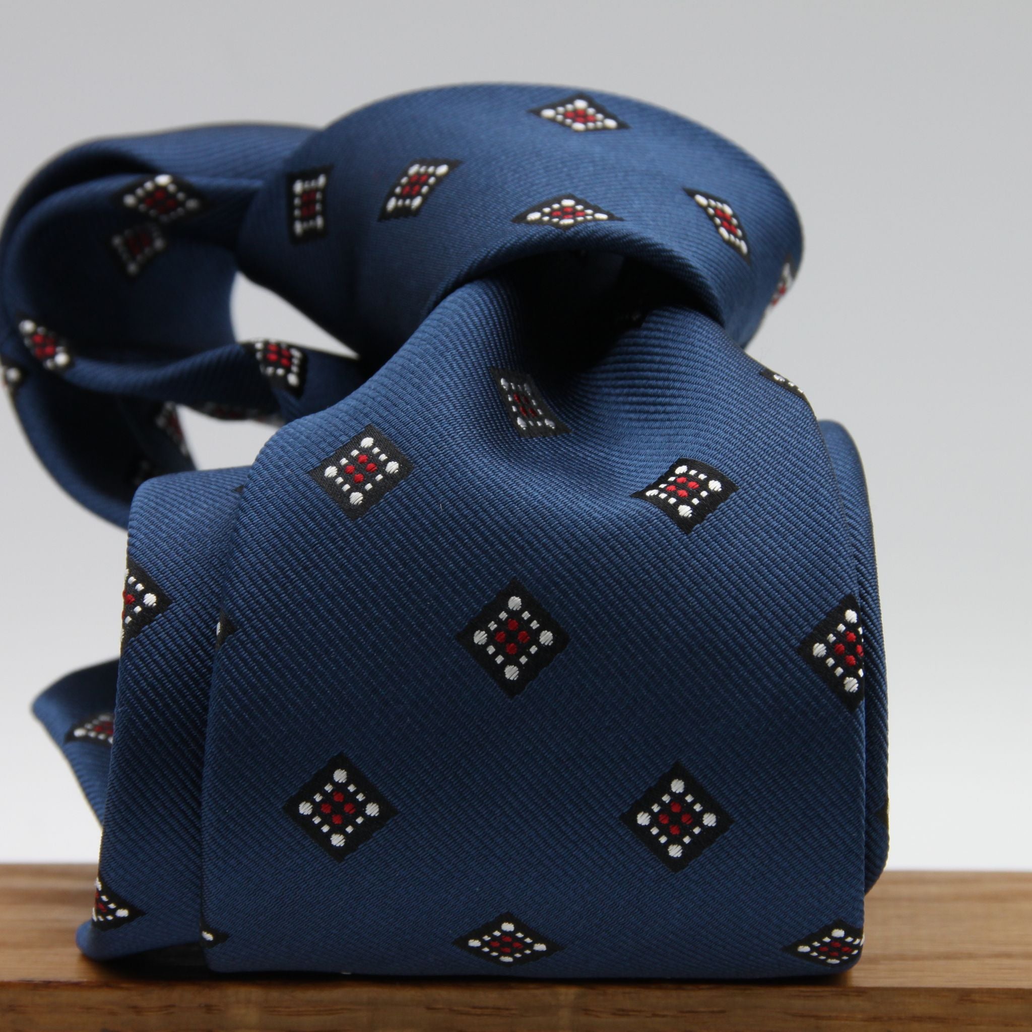 Holliday &amp; Brown for Cruciani &amp; Bella
100%&nbsp;Woven Jacquard Silk
Tipped

Blue, White and Red color motif tie
Handmade in Italy

8 cm x 150 cm
#9339