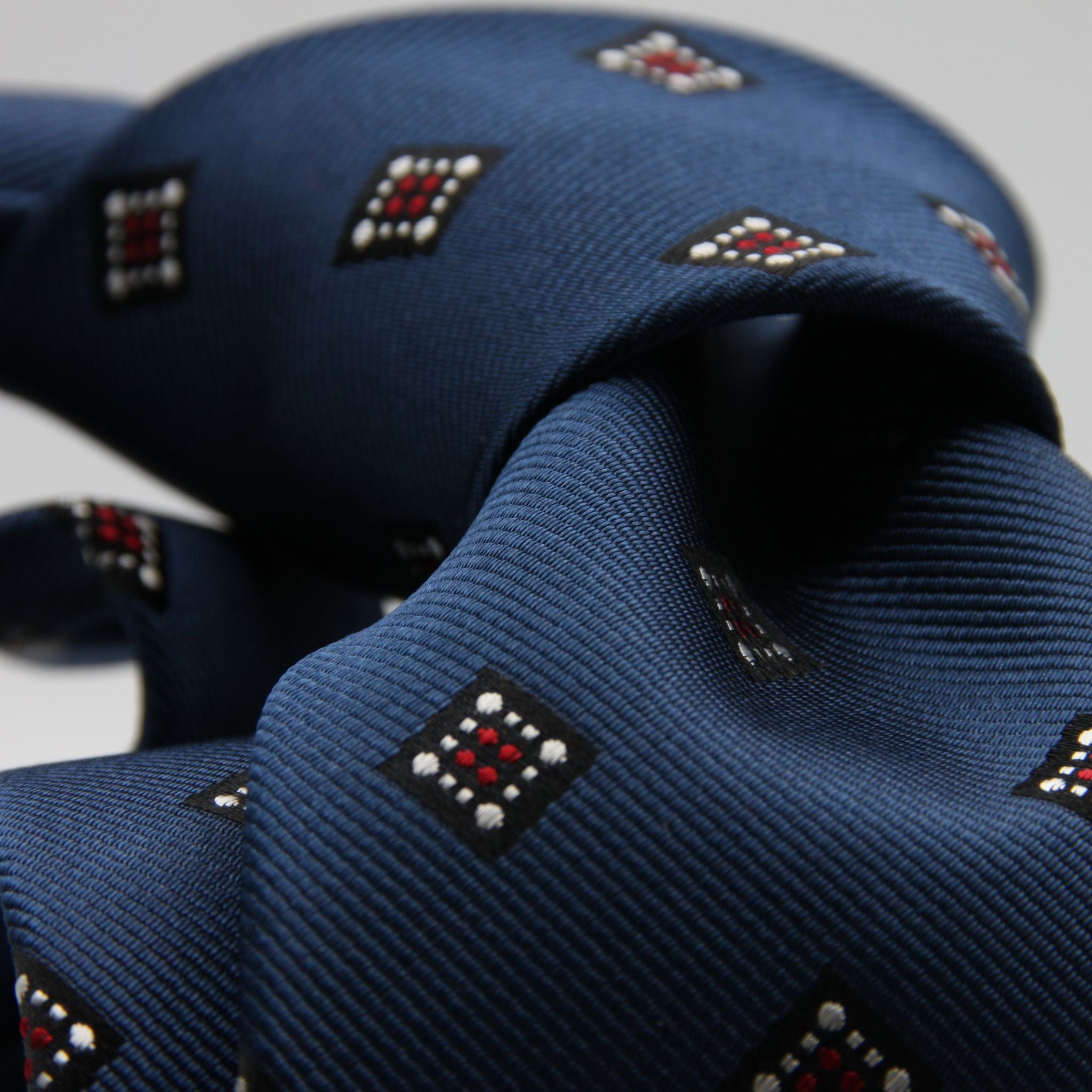 Holliday &amp; Brown for Cruciani &amp; Bella
100%&nbsp;Woven Jacquard Silk
Tipped

Blue, White and Red color motif tie
Handmade in Italy

8 cm x 150 cm
#9339