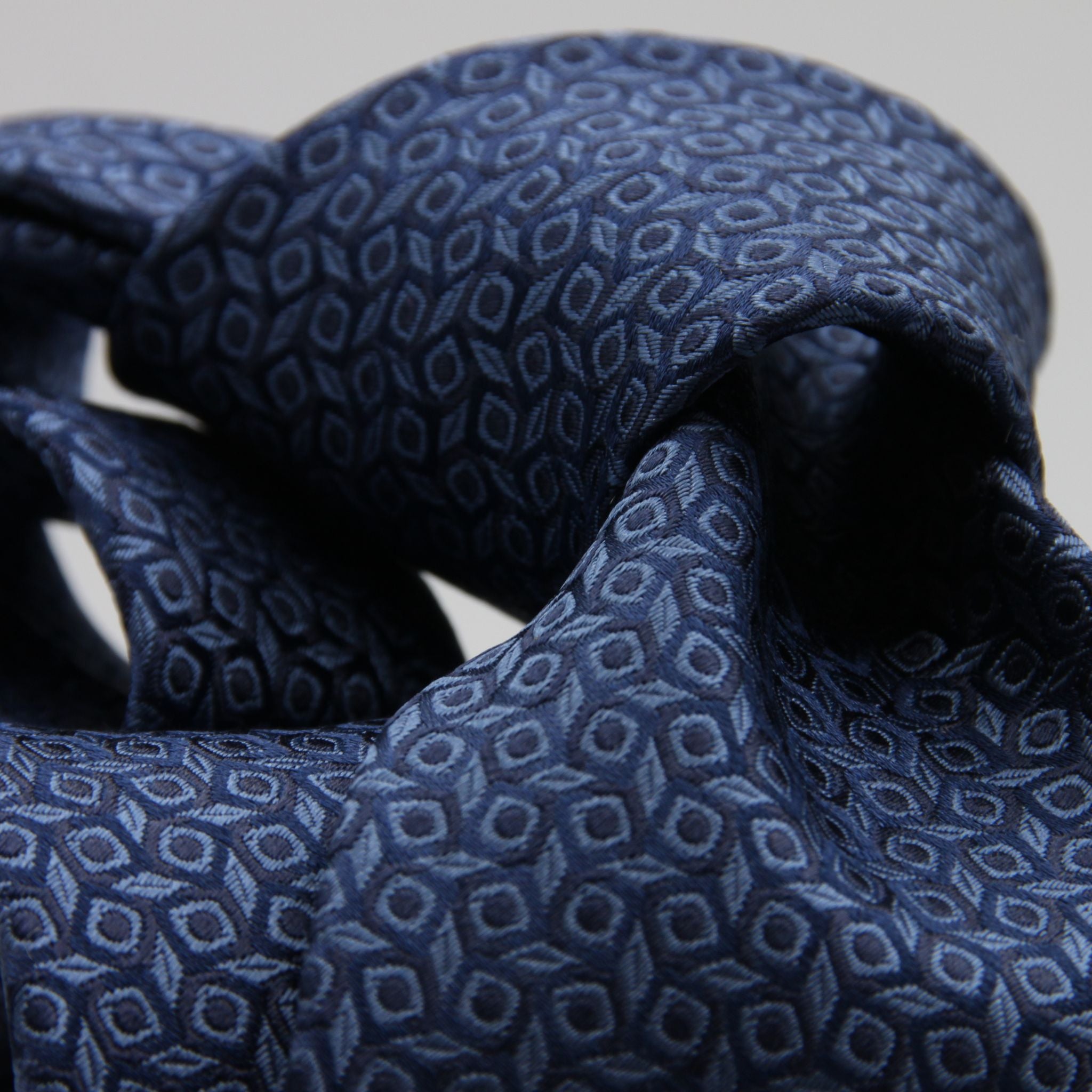 Holliday &amp; Brown for Cruciani &amp; Bella
100%&nbsp;Woven Jacquard Silk
Tipped

Royal Blue and Denim Blue color motif tie
Handmade in Italy

8 cm x 150 cm
#9343