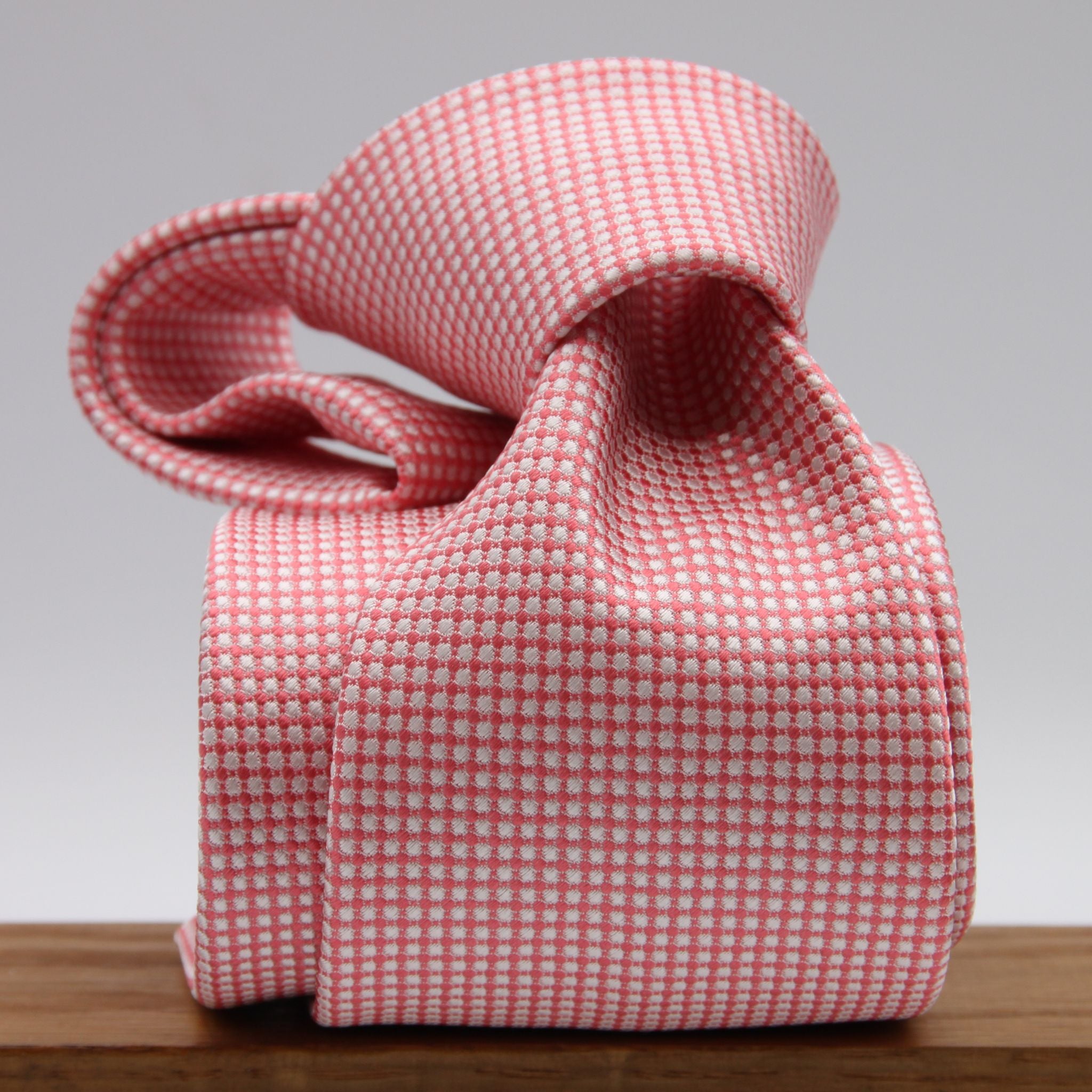 Holliday &amp; Brown for Cruciani &amp; Bella
100%&nbsp;Woven Jacquard Silk
Tipped

Pink and White color motif tie
Handmade in Italy

8 cm x 150 cm
#9345