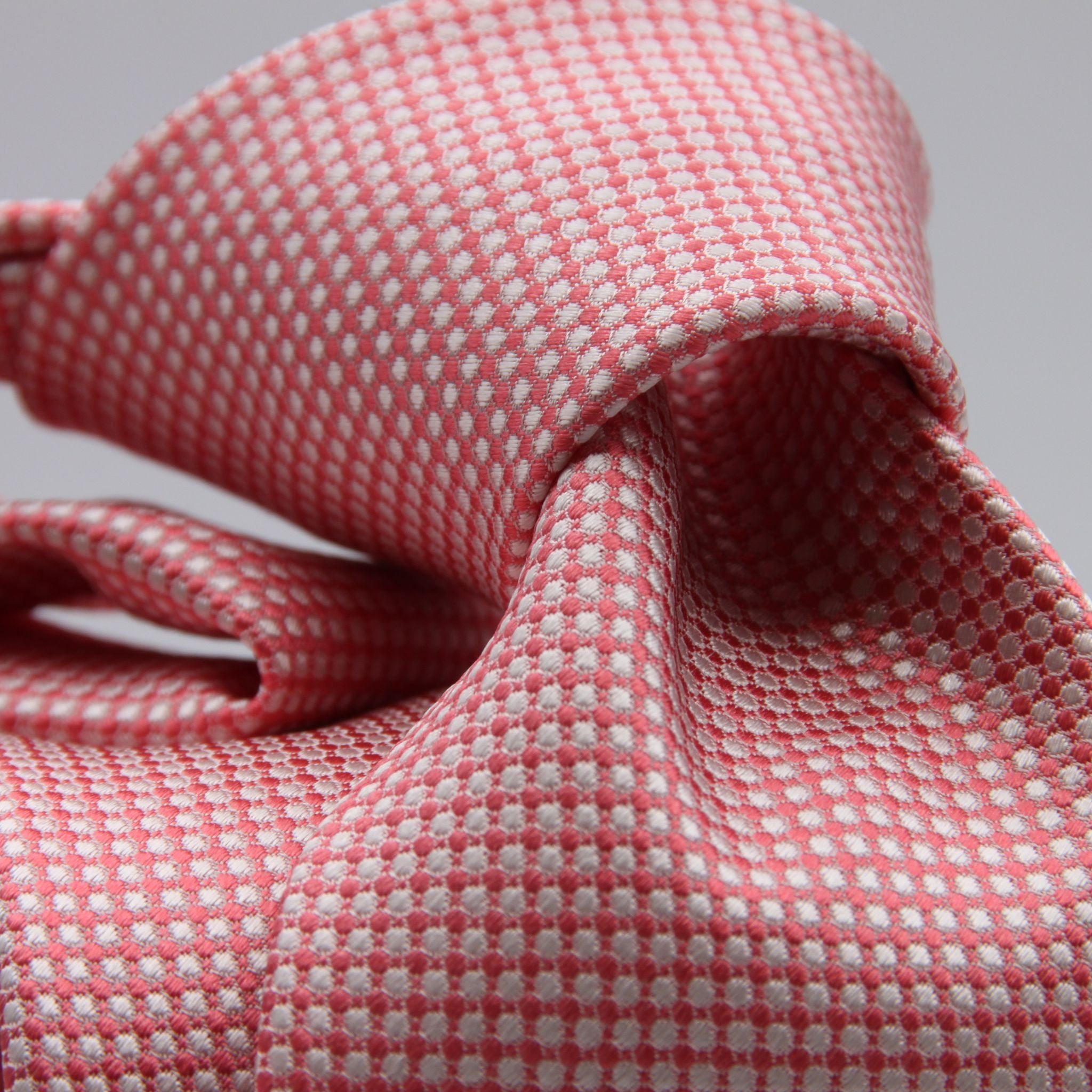 Holliday &amp; Brown for Cruciani &amp; Bella
100%&nbsp;Woven Jacquard Silk
Tipped

Pink and White color motif tie
Handmade in Italy

8 cm x 150 cm
#9345