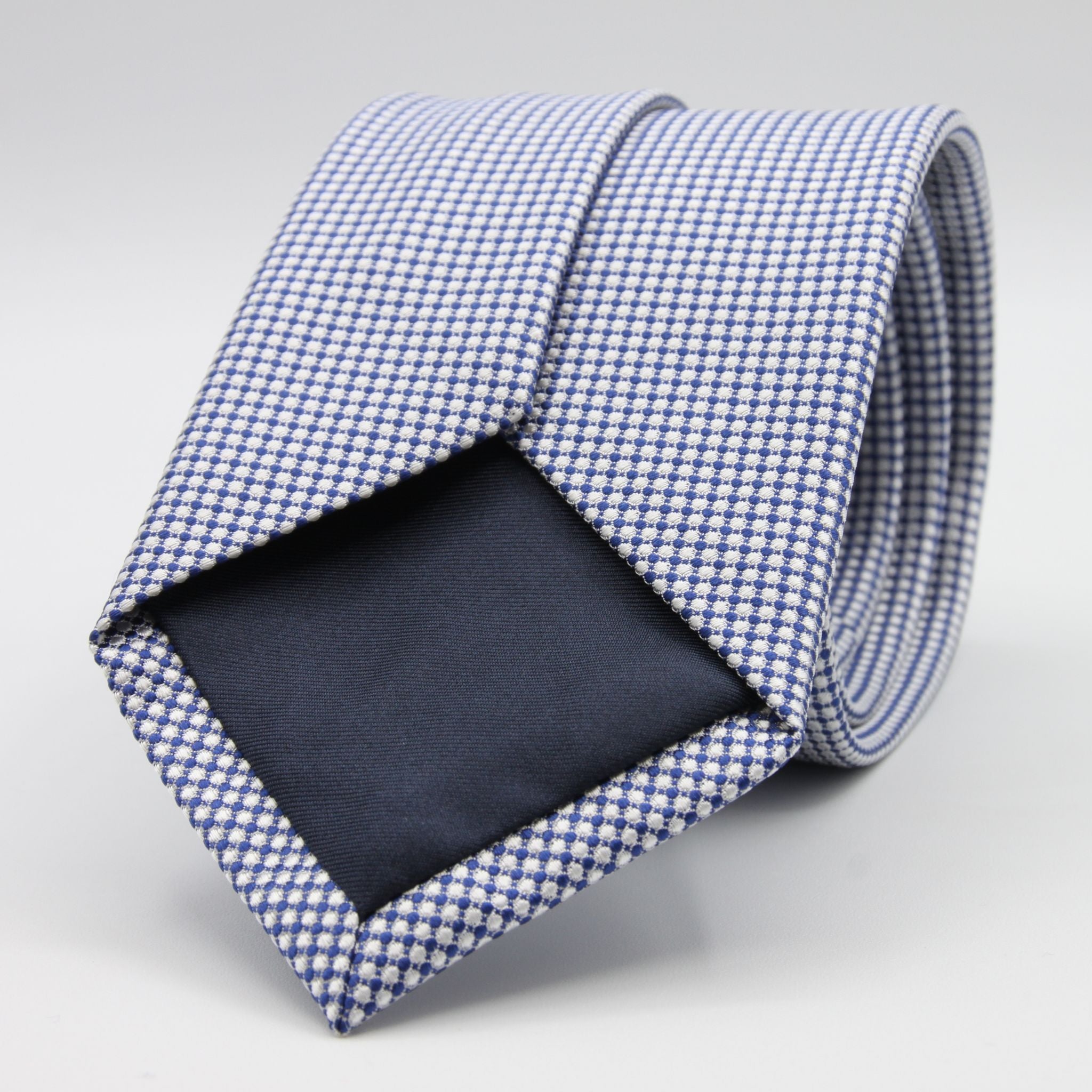 Holliday &amp; Brown for Cruciani &amp; Bella
100%&nbsp;Woven Jacquard Silk
Tipped
Royal Blue and White color motif tie
Handmade in Italy

8 cm x 150 cm
#9347
