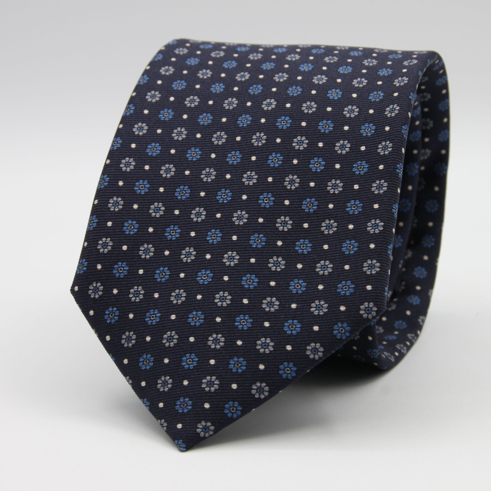 Holliday &amp; Brown for Cruciani &amp; Bella
100% Printed Silk
Self Tipped
Dark Blue, Light Blue, Grey and Fuchsia motif Tie
Handmade in Italy
8 cm x 150 cm
#9360