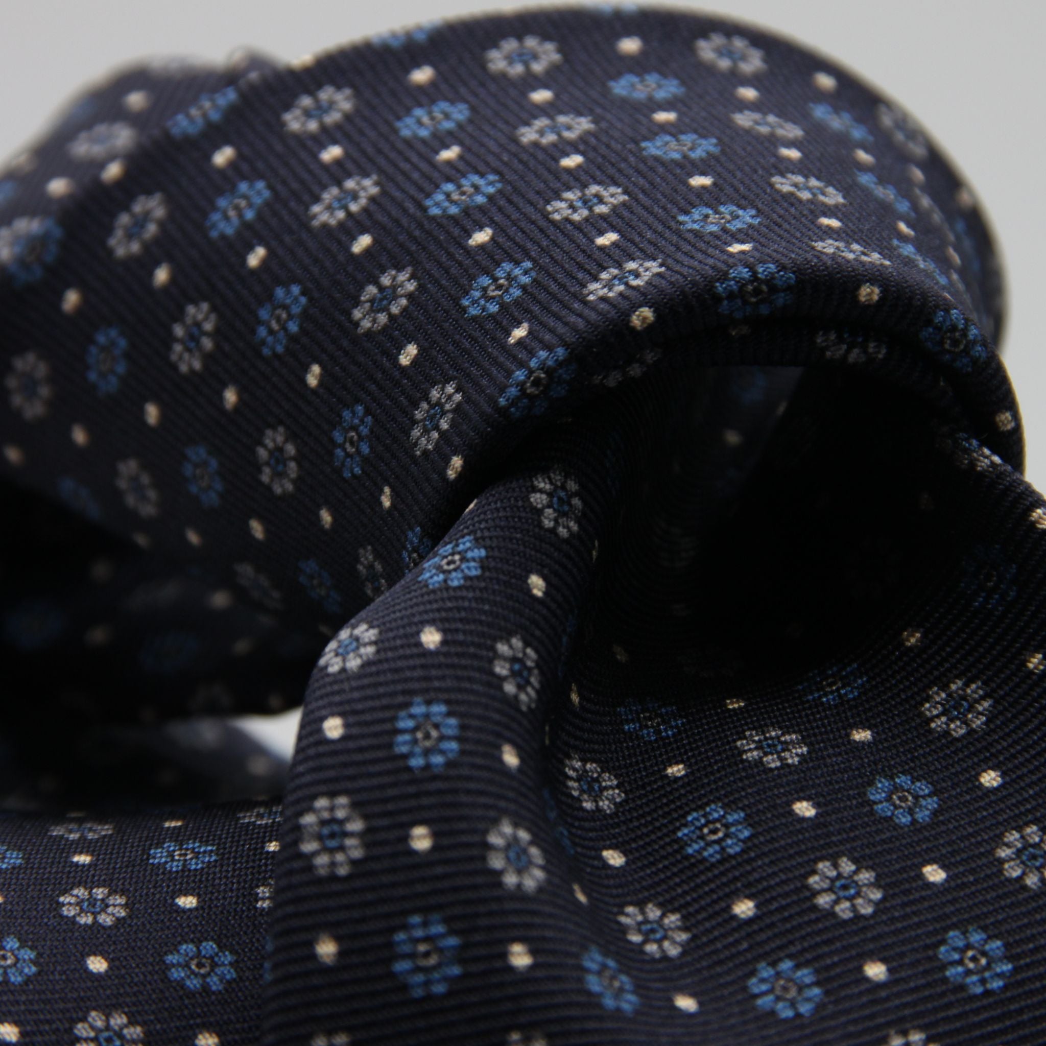 Holliday &amp; Brown for Cruciani &amp; Bella
100% Printed Silk
Self Tipped
Dark Blue, Light Blue, Grey and Fuchsia motif Tie
Handmade in Italy
8 cm x 150 cm
#9360