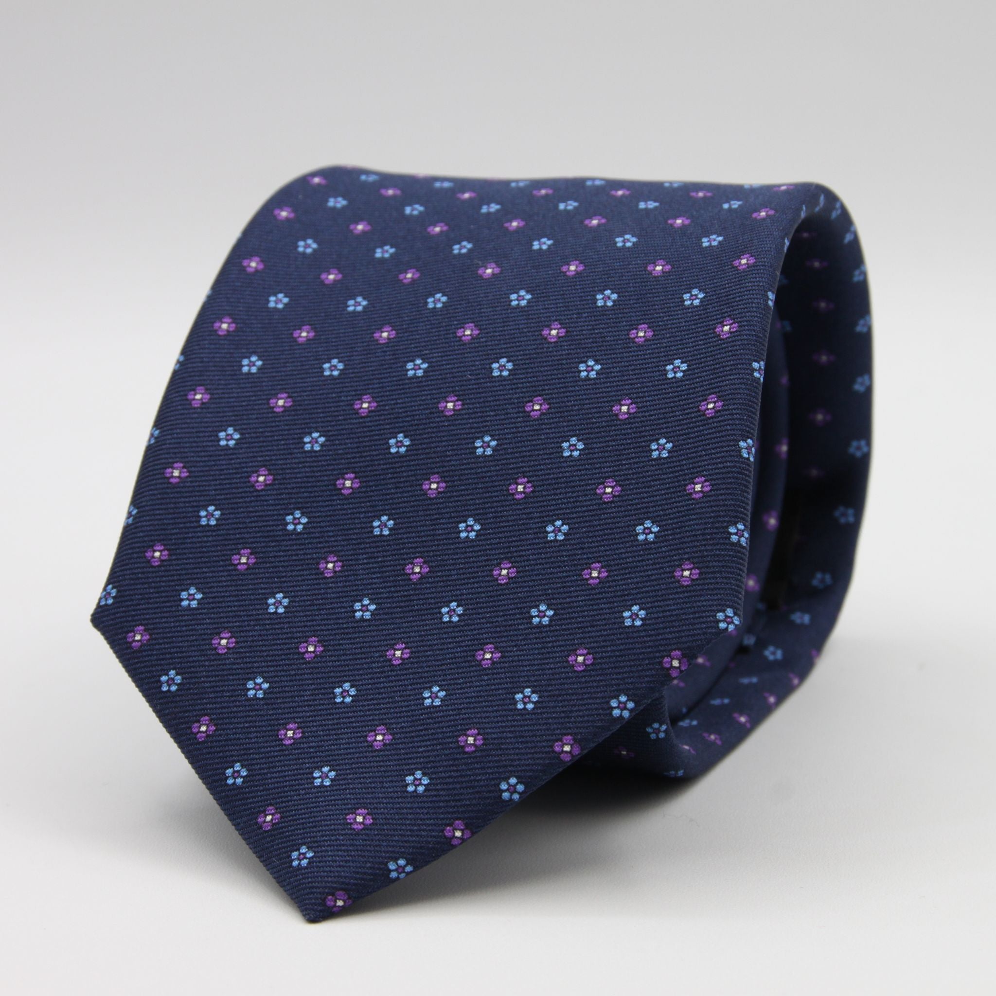 Holliday &amp; Brown for Cruciani &amp; Bella
100% Printed Silk
Self Tipped
Navy Blue, Purple and Light Blue motif Tie
Handmade in Italy
8 cm x 150 cm
#9361