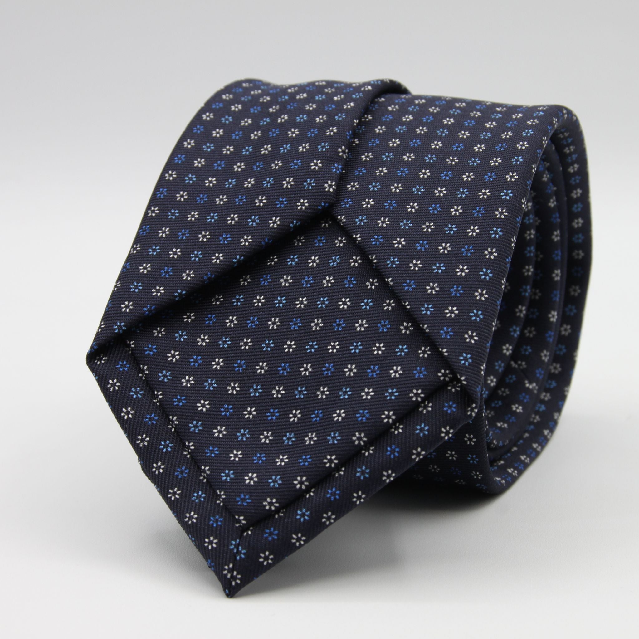 Holliday &amp; Brown for Cruciani &amp; Bella
100% Printed Silk
Self Tipped
Navy Blue, Light Blue and White motif Tie
Handmade in Italy
8 cm x 150 cm
#9365