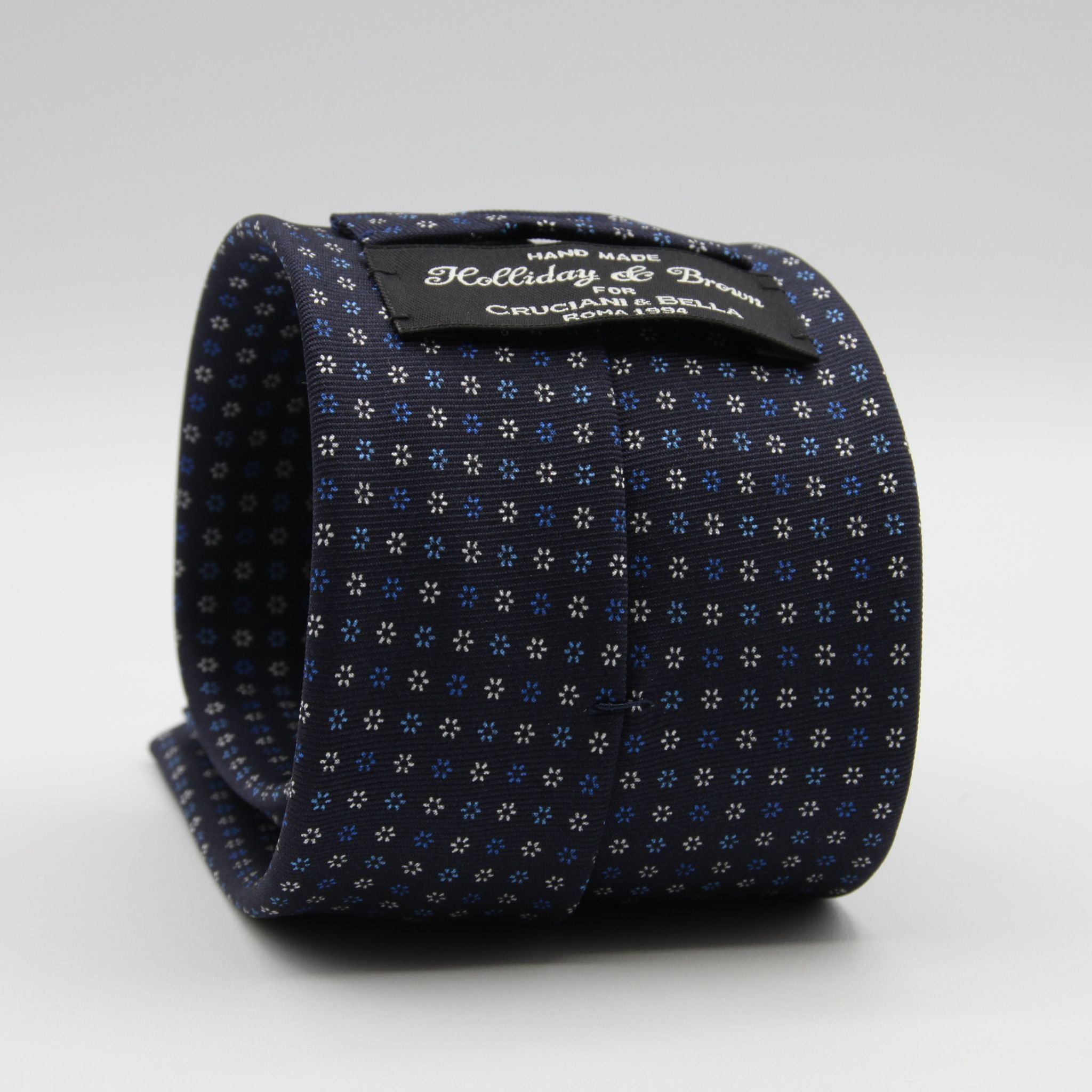 Holliday &amp; Brown for Cruciani &amp; Bella
100% Printed Silk
Self Tipped
Navy Blue, Light Blue and White motif Tie
Handmade in Italy
8 cm x 150 cm
#9365