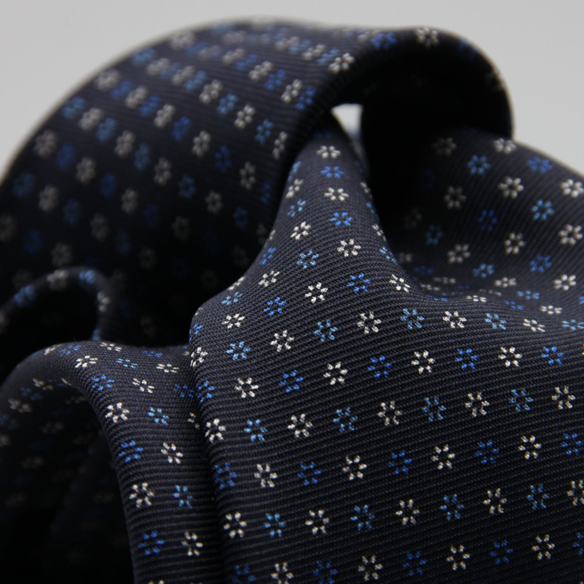 Holliday &amp; Brown for Cruciani &amp; Bella
100% Printed Silk
Self Tipped
Navy Blue, Light Blue and White motif Tie
Handmade in Italy
8 cm x 150 cm
#9365