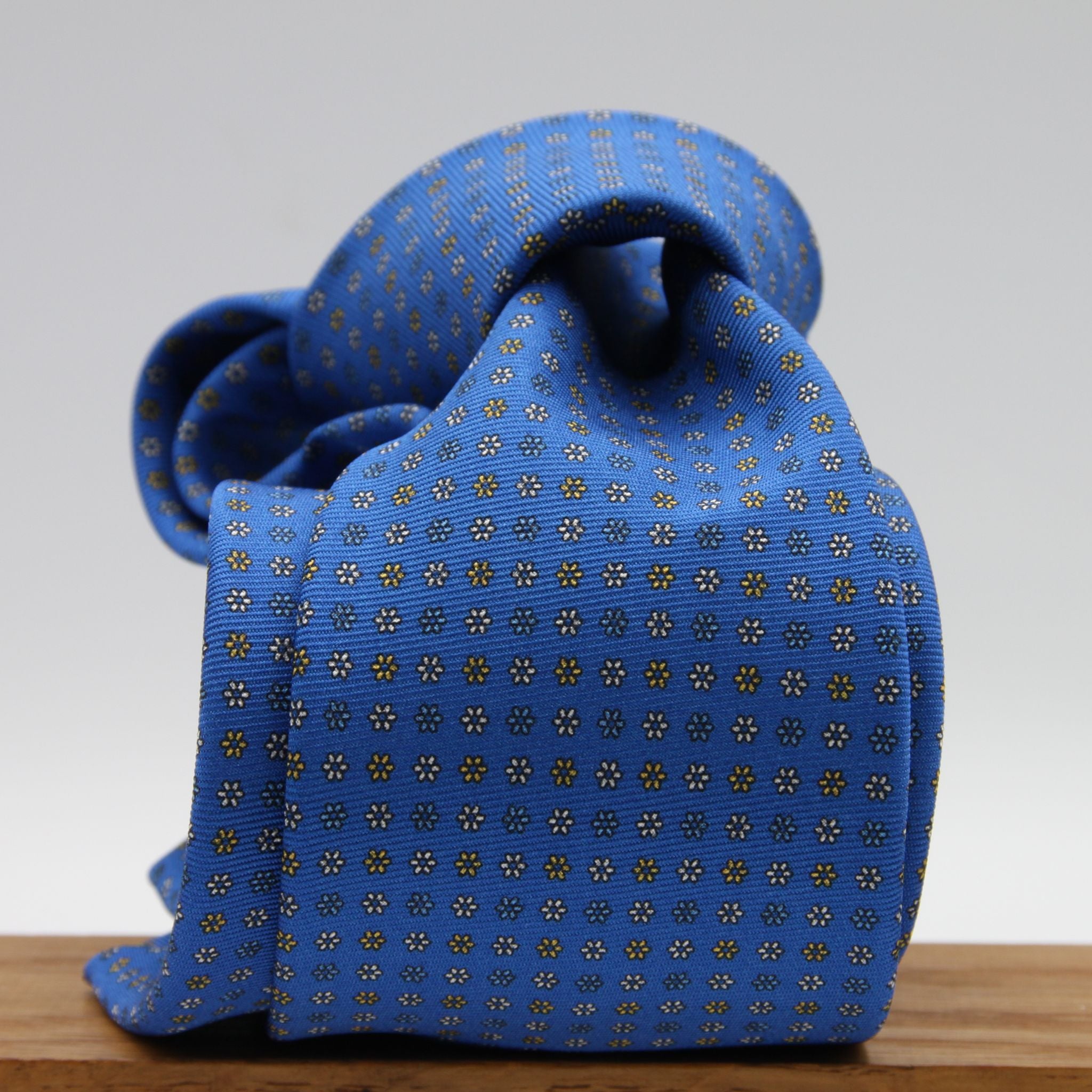Holliday &amp; Brown for Cruciani &amp; Bella
100% Printed Silk
Self Tipped
Light Blue, Yellow and White motif Tie
Handmade in Italy
8 cm x 150 cm
#9366