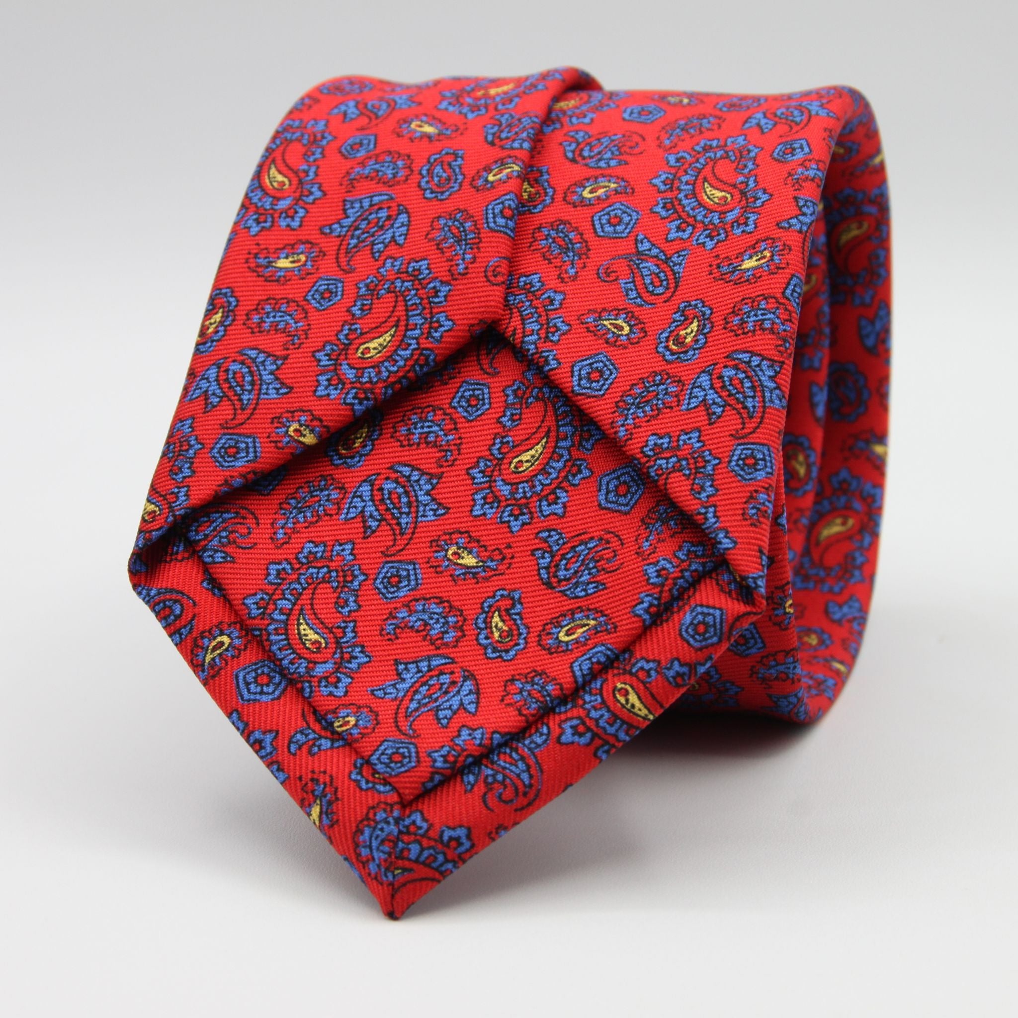 Holliday &amp; Brown for Cruciani &amp; Bella
100% Printed Silk
Self Tipped
Red, Light Blue and Yellow motif Tie
Handmade in Italy
8 cm x 150 cm
#9369