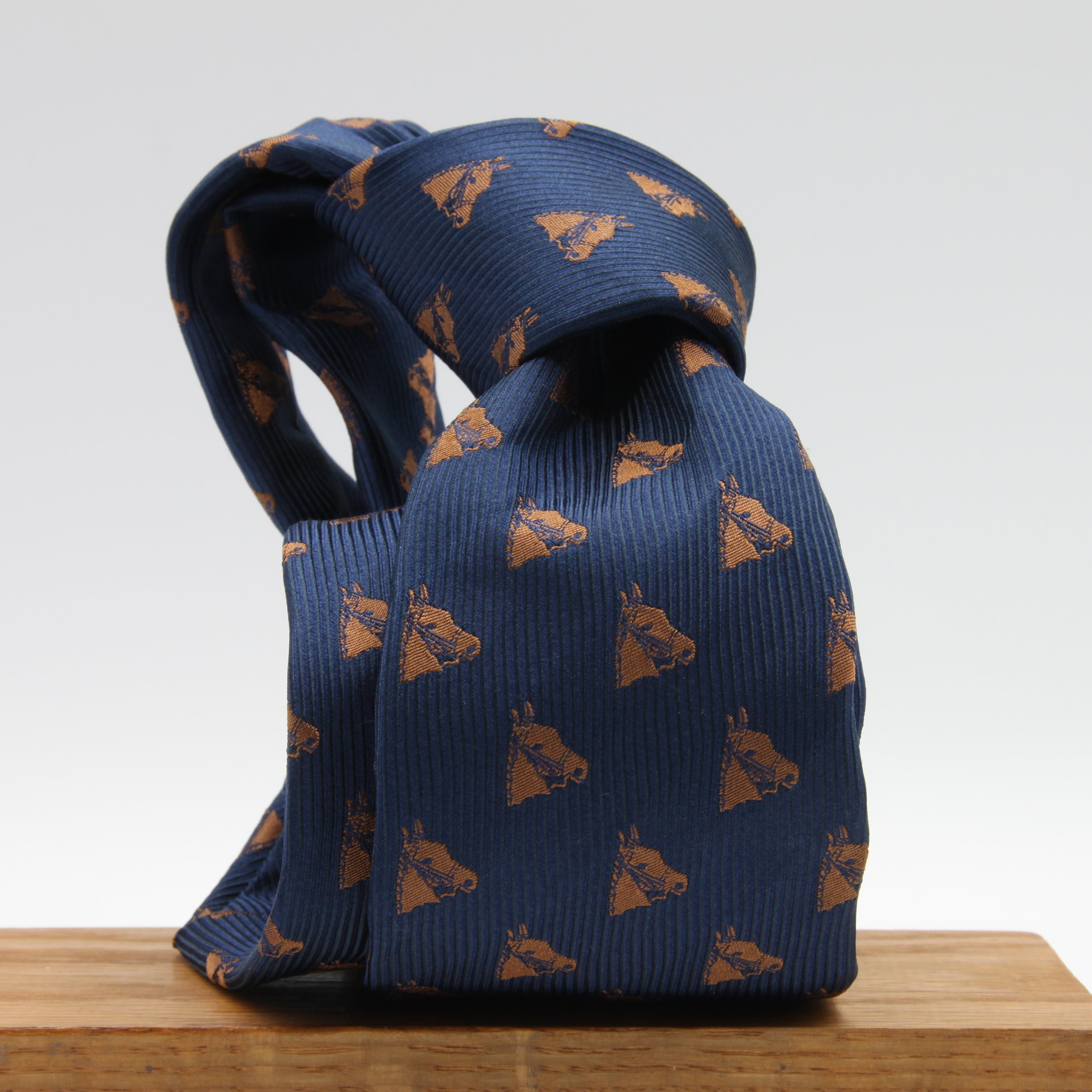 Cruciani &amp; Bella Tie
100% Woven Jacquard Silk
Handmade in Italy
Blue and Brown
Tipped
8 X 150 cm&nbsp;
#9493