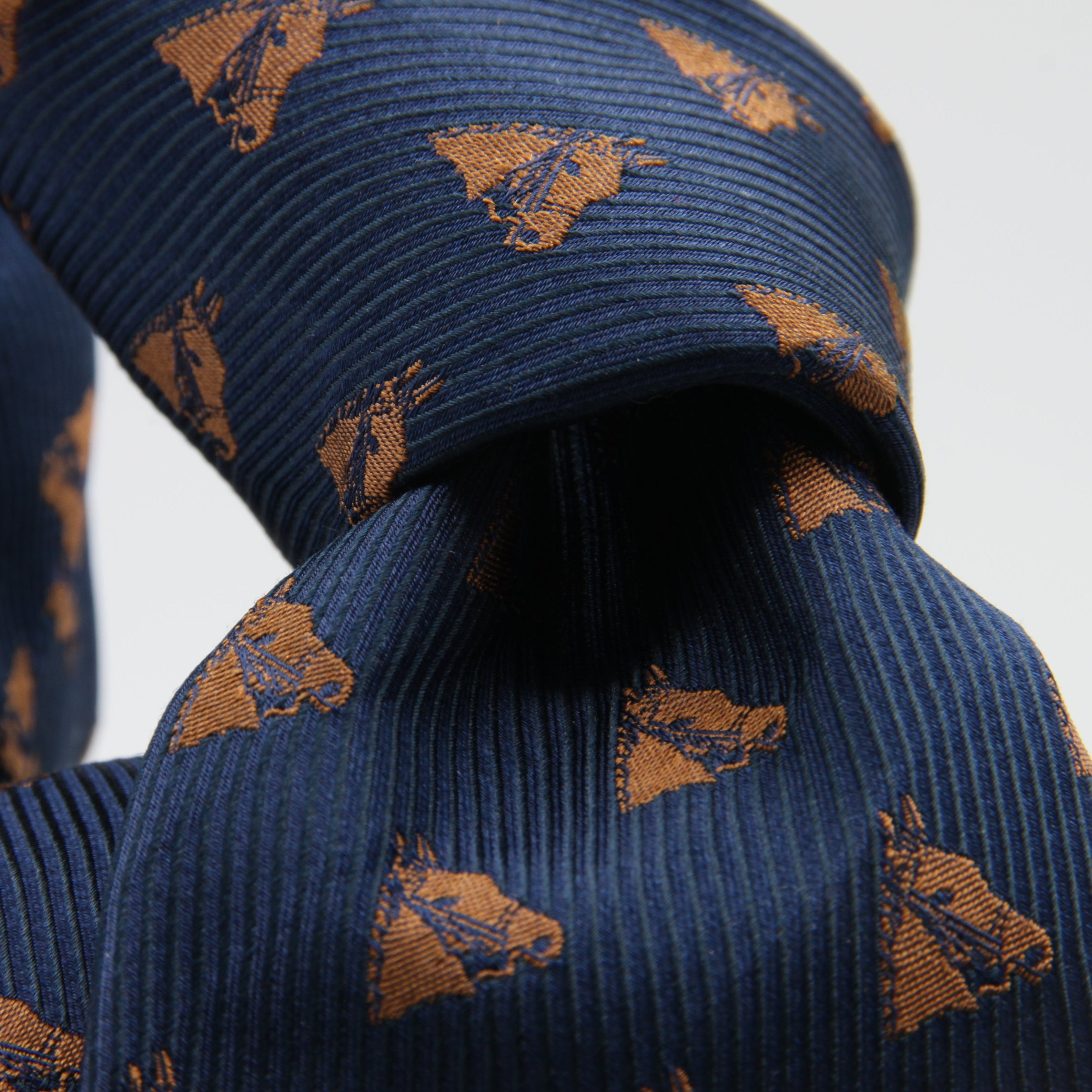 Cruciani &amp; Bella Tie
100% Woven Jacquard Silk
Handmade in Italy
Blue and Brown
Tipped
8 X 150 cm&nbsp;
#9493
