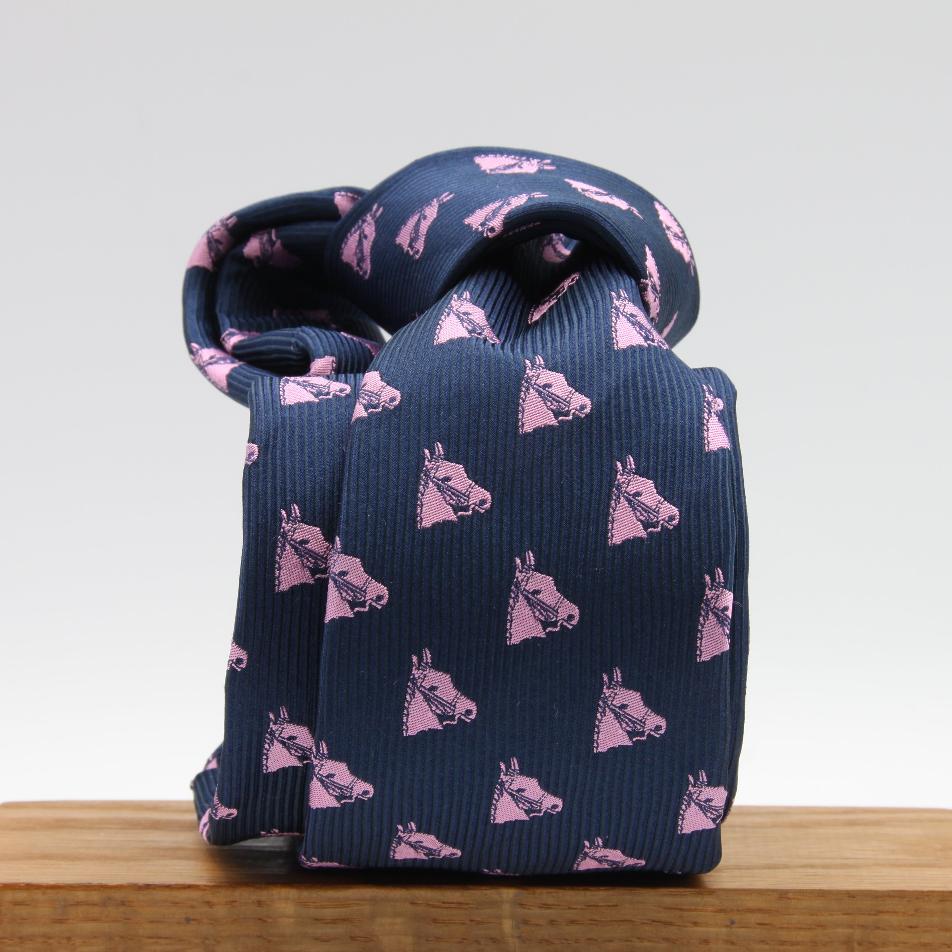Cruciani &amp; Bella Tie
100% Woven Jacquard Silk
Handmade in Italy
Blue and Pink
Tipped
8 X 150 cm&nbsp;
#9494