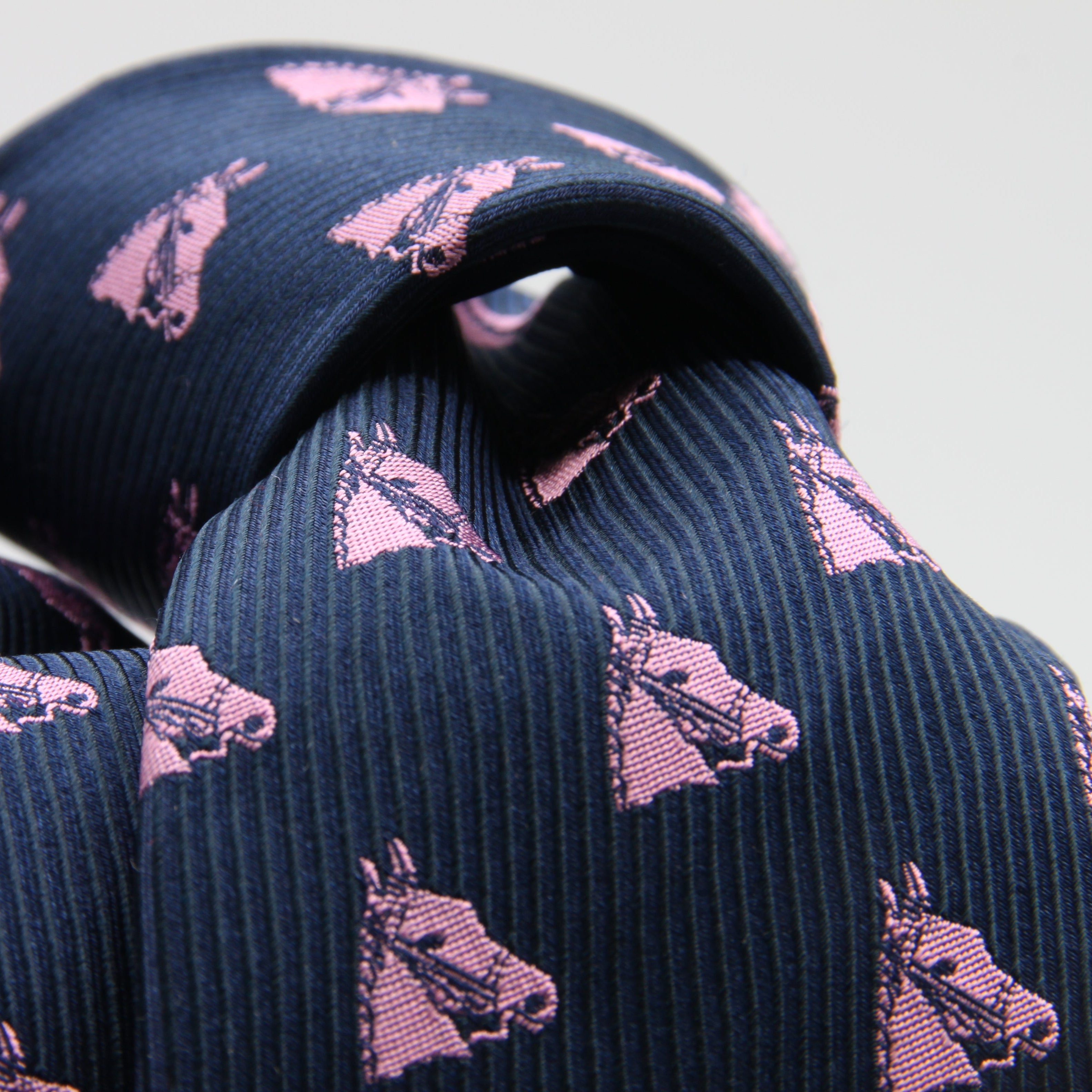 Cruciani &amp; Bella Tie
100% Woven Jacquard Silk
Handmade in Italy
Blue and Pink
Tipped
8 X 150 cm&nbsp;
#9494