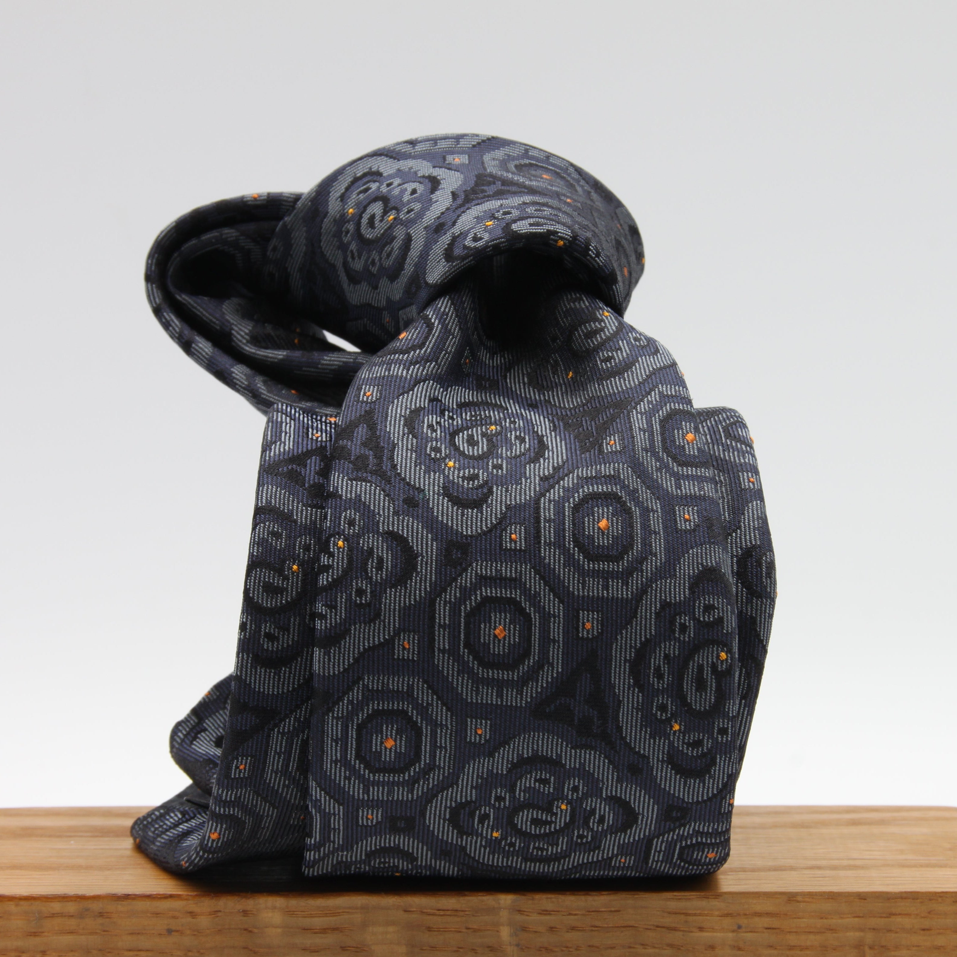 Cruciani &amp; Bella Tie
100% Woven Jacquard Silk
Handmade in Italy
Dark Blue, Grey and Orange
Tipped
8 X 150 cm&nbsp;
#9495