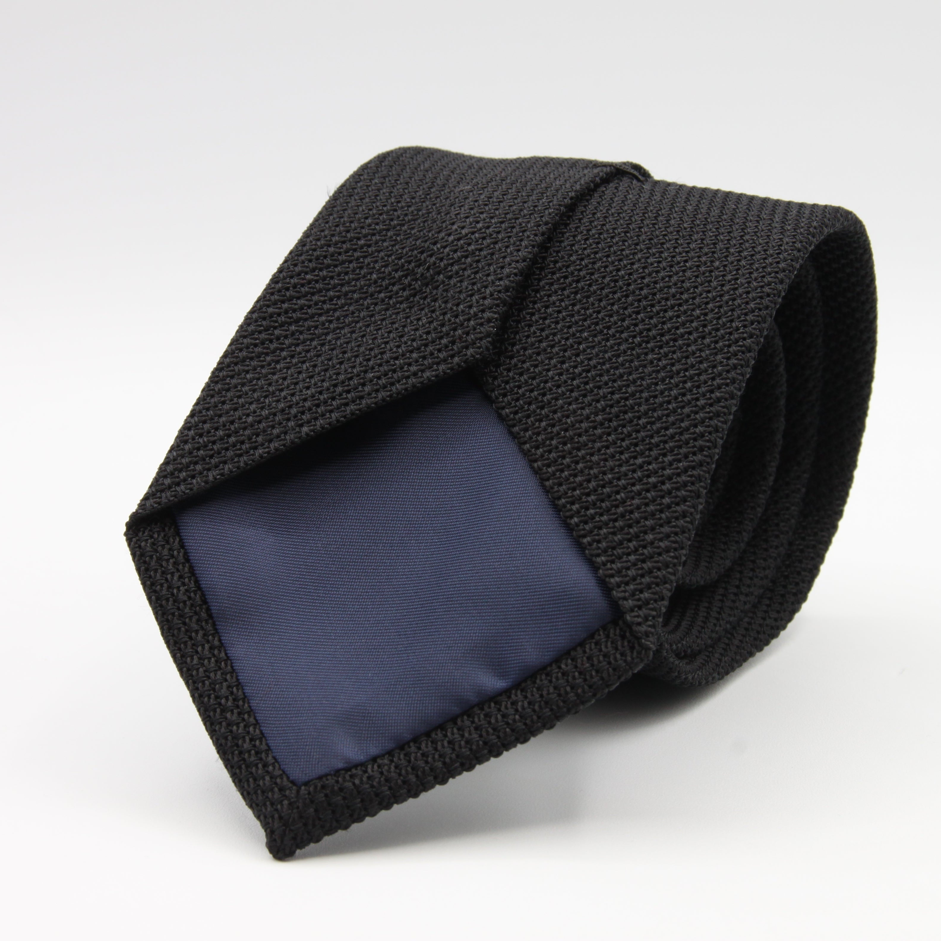 Cruciani &amp; Bella Tie
100% Silk Grenadine garza fina&nbsp;
Tipped

Black &nbsp;tie
Handmade in Italy

8 cm x 150 cm
#9505