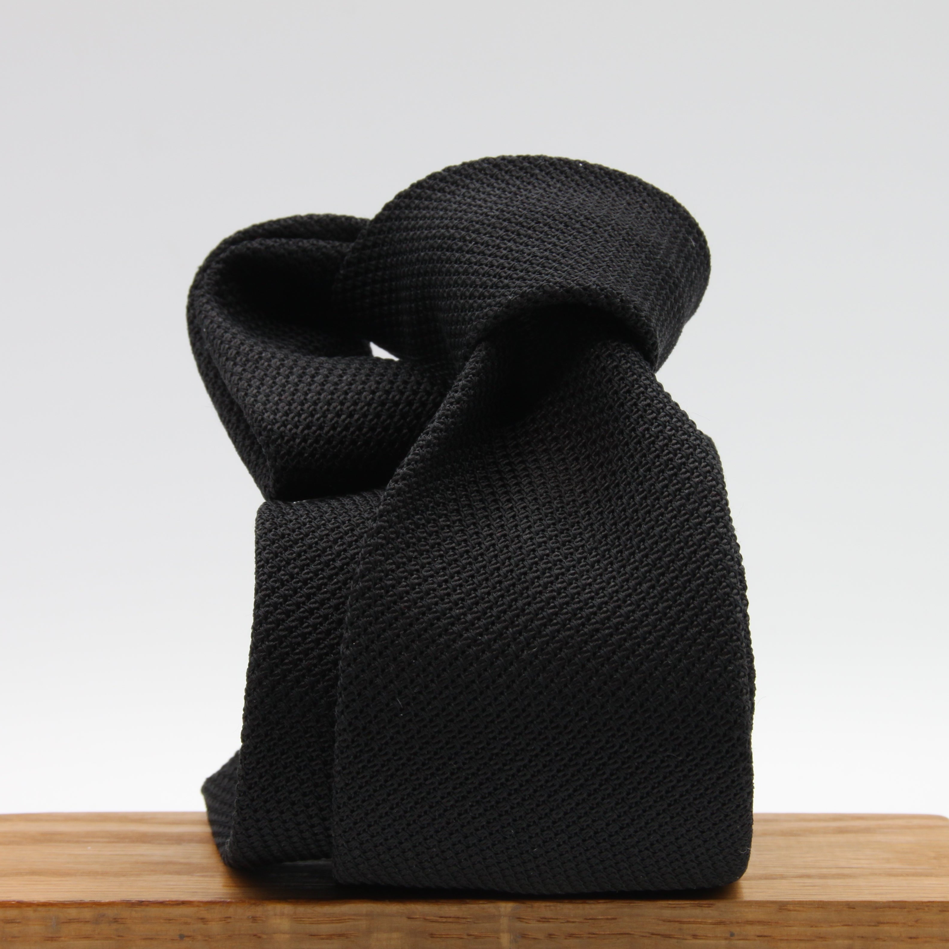 Cruciani &amp; Bella Tie
100% Silk Grenadine garza fina&nbsp;
Tipped

Black &nbsp;tie
Handmade in Italy

8 cm x 150 cm
#9505